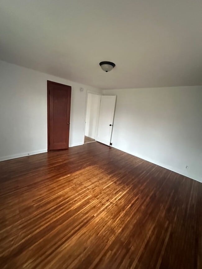 Building Photo - 11 Hedge St