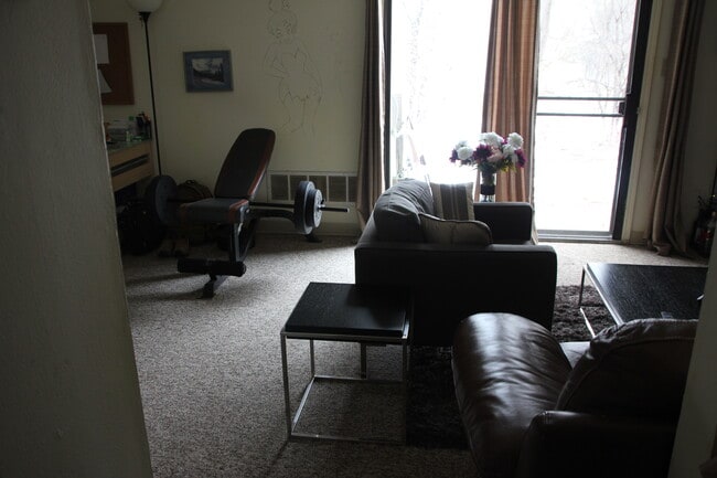 Building Photo - 867 Southgate Dr