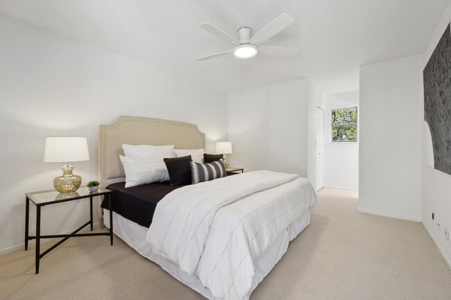 Building Photo - Delightful 3/3bth End-Unit Townhouse in Ce...