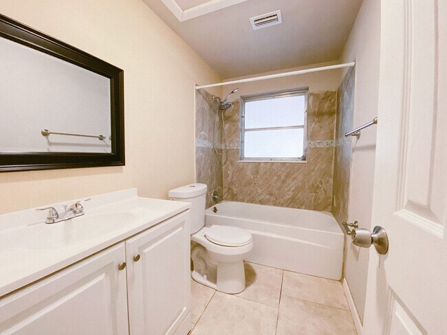 Building Photo - 3 Bedroom Home for Rent in Tampa!