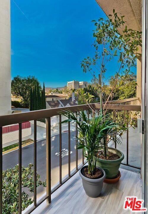 Building Photo - 10747 Wilshire Blvd