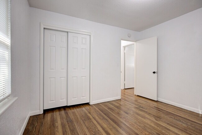 Building Photo - 806 Denison Dr