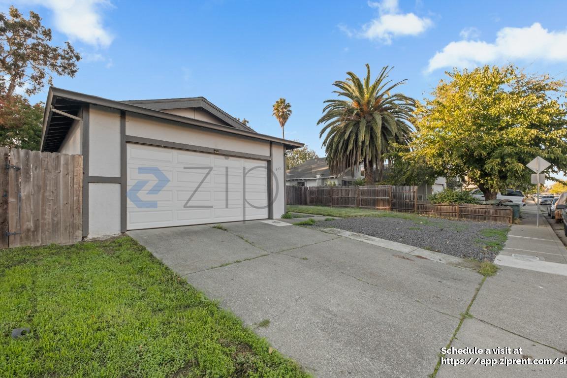 Building Photo - 325 Falcon Dr