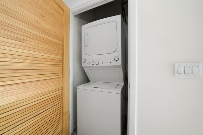 Building Photo - 2 Bed, 1.5 Bath With Garage Parking Included