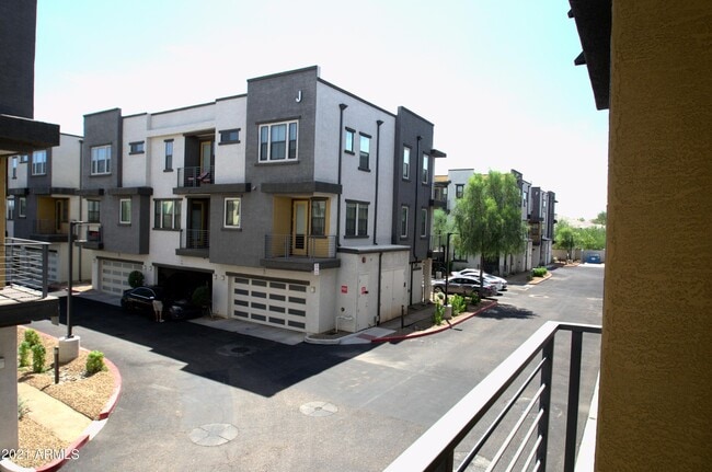 Building Photo - 2090 S Dorsey Ln