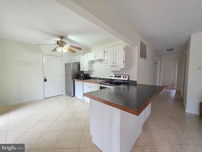 Building Photo - 13 Sailors Way