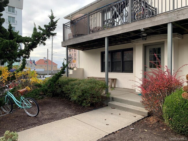 Building Photo - 65 W Broadway