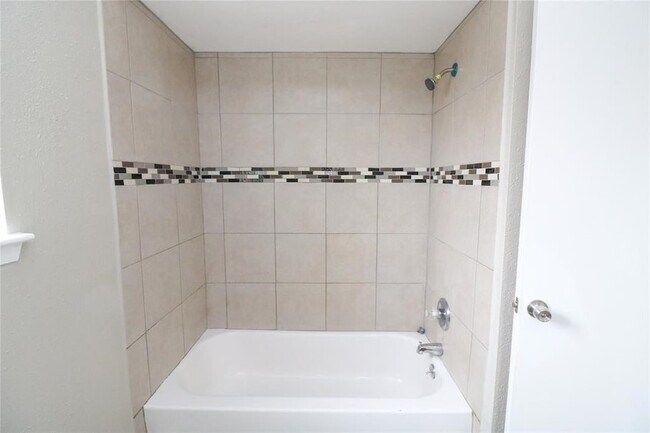 Building Photo - 6111 Briar Glade Dr