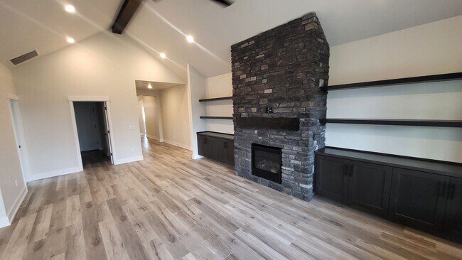 Building Photo - 4 BR/2.5 BA Single-Level home at Trailside