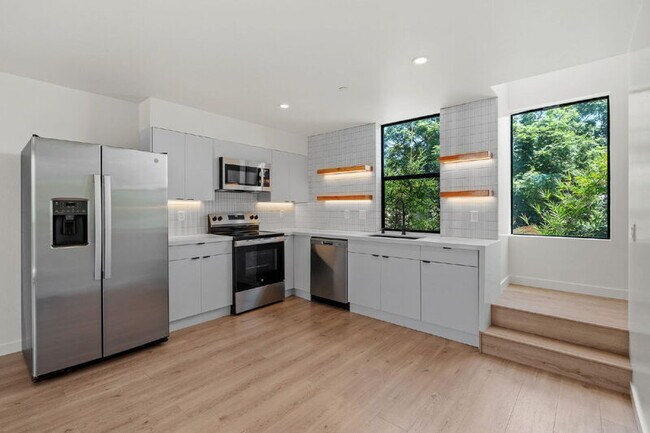 Building Photo - 2664 L St