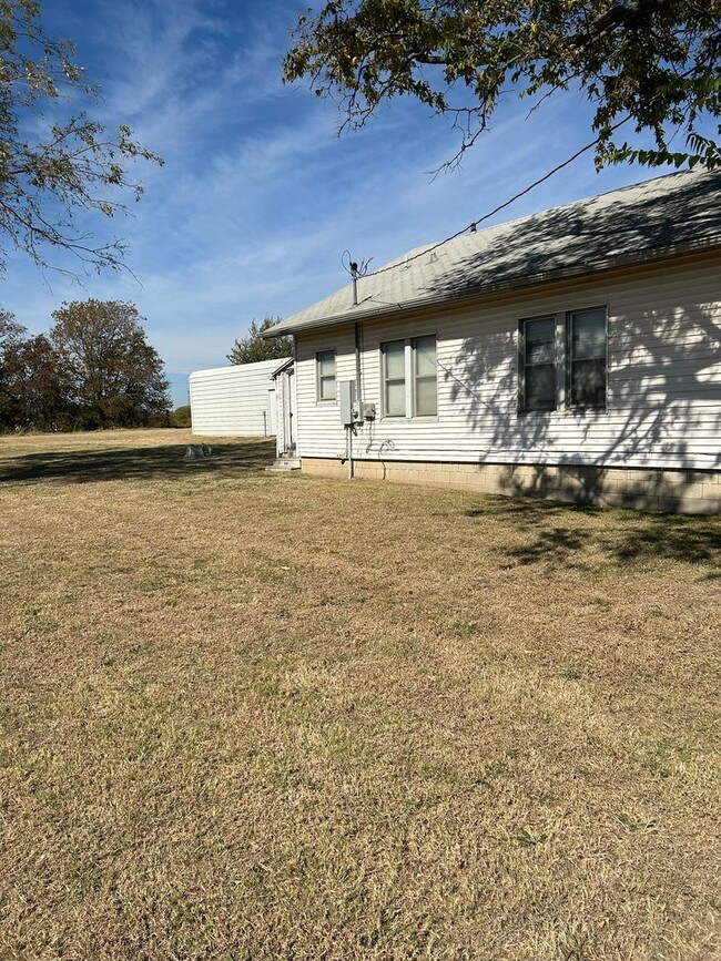 Building Photo - Nice 2 or 3 bedroom with covered front porch.