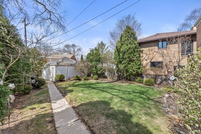 Building Photo - 5457 N Berkeley Blvd