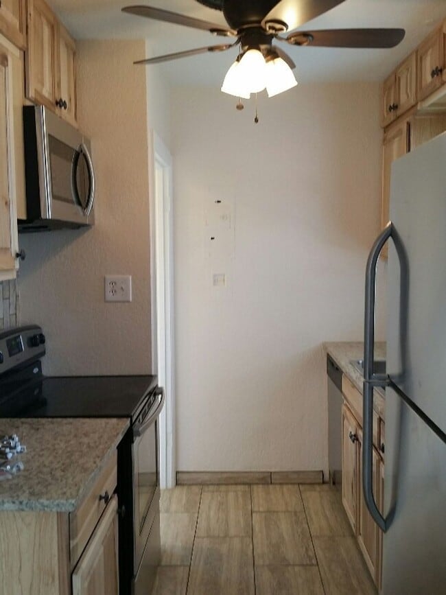 Building Photo - AWESOME 3-BDRM HOME NEAR DU - INCLUDES GAR...