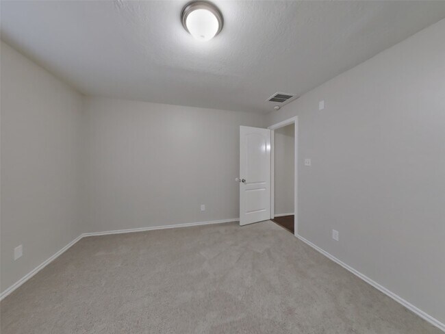 Building Photo - 21207 Woodland Green Dr