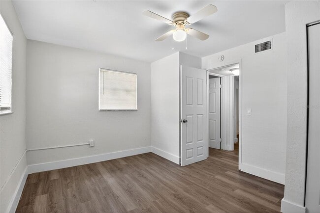 Building Photo - 2425 Anastasia Dr