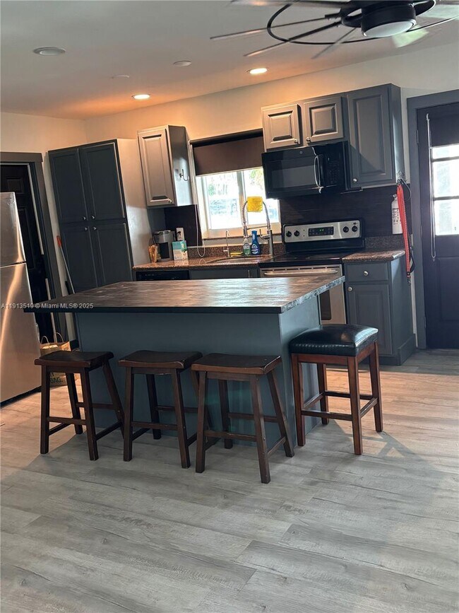 Building Photo - 2002 NE 43rd St