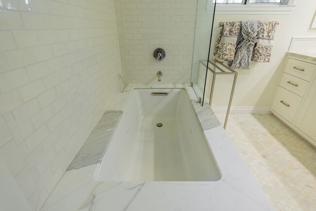 Building Photo - East End Hideaway