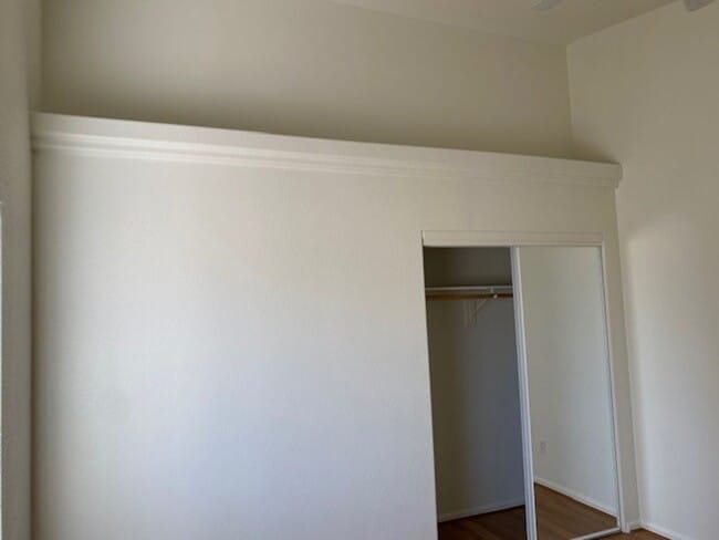 Building Photo - 3 BR 2BA House w/Fenced yard & Garage, Hol...