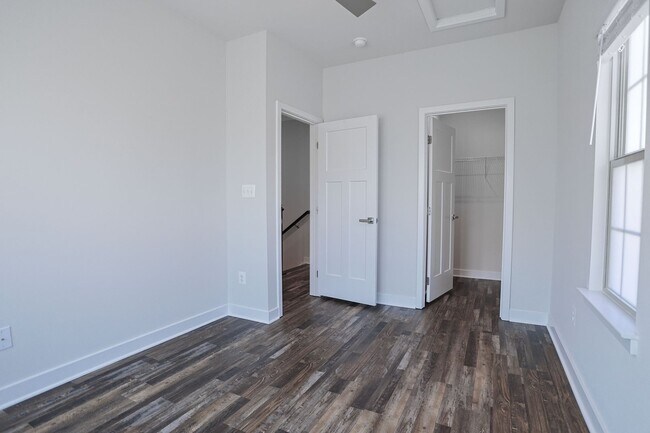 Building Photo - Welcome home to this move-in ready end uni...