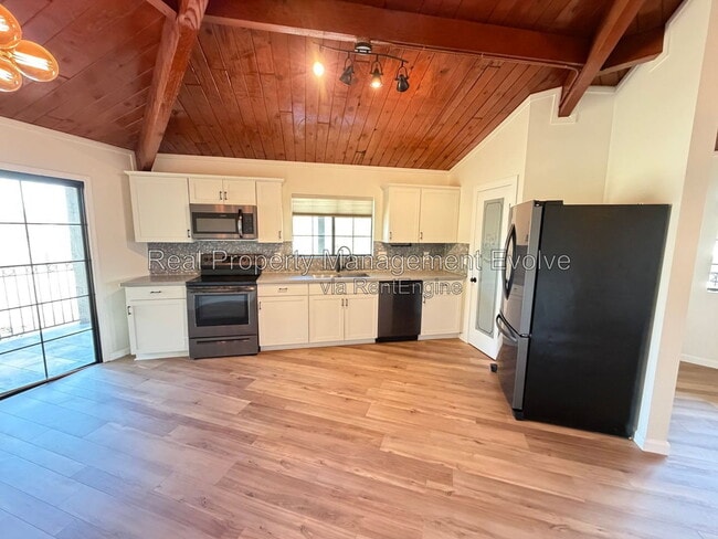 Building Photo - 4213 W Cheyenne Dr