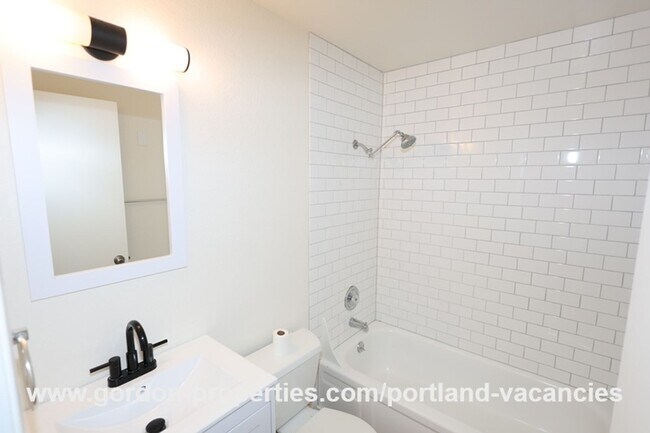 Building Photo - SE 15th Ave - remodeled 3 bedroom duplex w...
