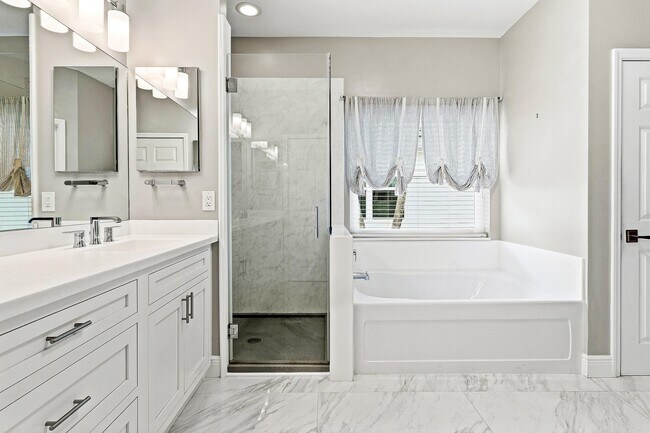 Building Photo - 12403 Cascades Pointe Dr