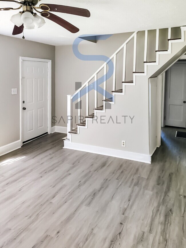 Building Photo - Move in before November 30th and choose yo...