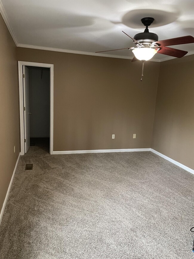 Building Photo - 137 Tulip Rd