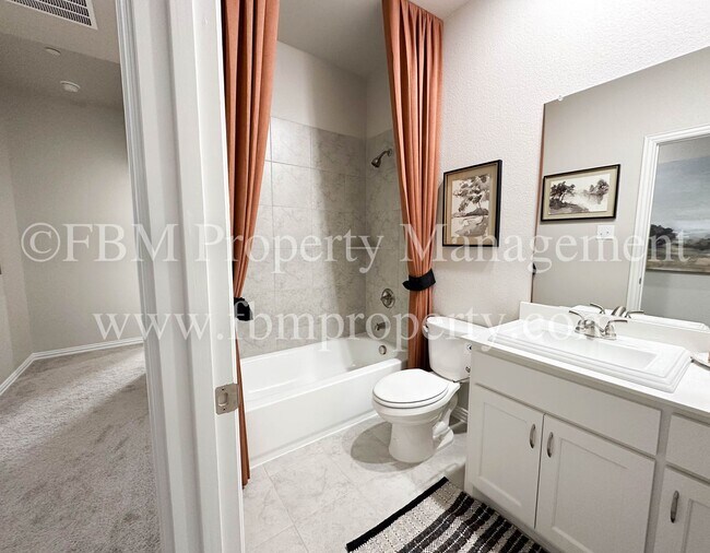 Building Photo - 2117 Luna Dr