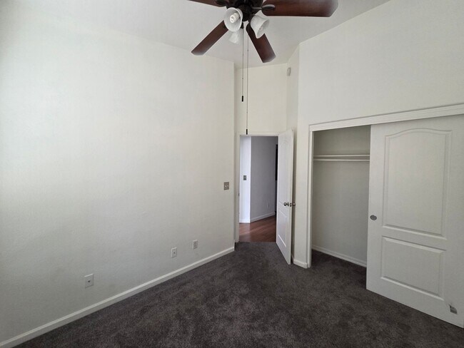 Building Photo - 1406 W Emerald Ave