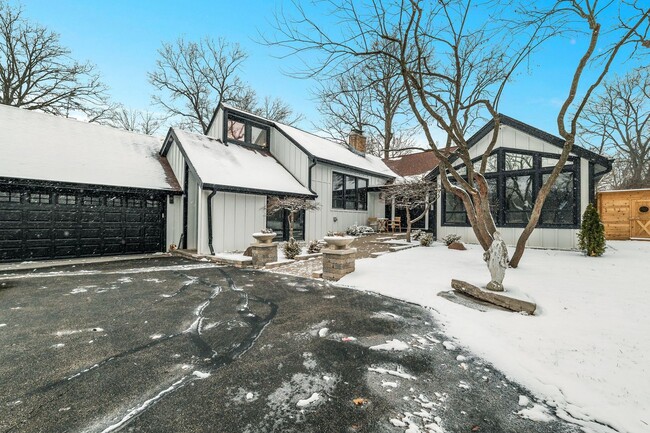 Building Photo - 15160 W Oak Spring Rd