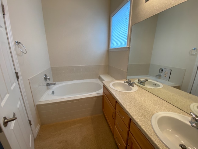 Building Photo - Available September! Beautiful and Spacious Home in Central Park!