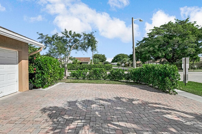 Building Photo - 6255 Timberlakes Way