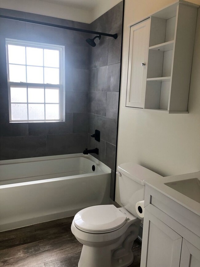 Building Photo - 4 bed 2 bath single family home