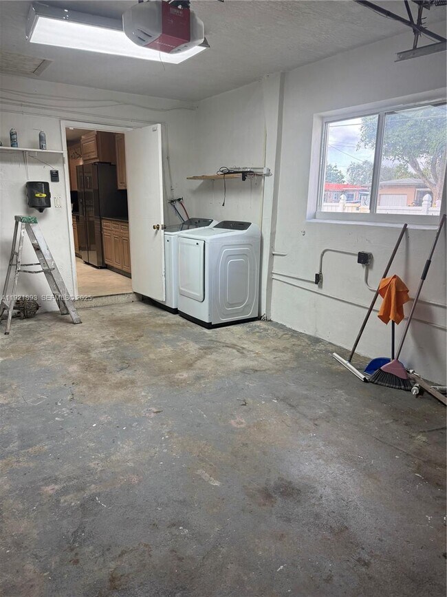 Building Photo - 640 N 71st Terrace