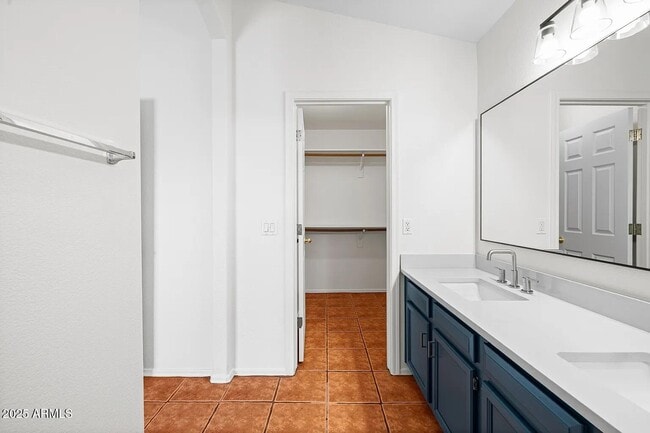 Building Photo - 1083 E Boston Ct