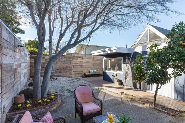 Building Photo - Bright and Airy Sunnyvale Home with Updated Bathrooms and Private Yard