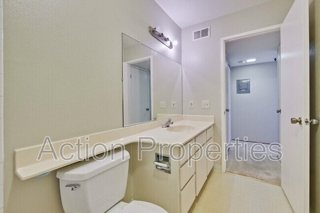 Building Photo - 49 Showers Dr