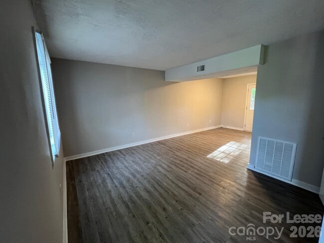 Building Photo - 1260 Fieldstone Rd