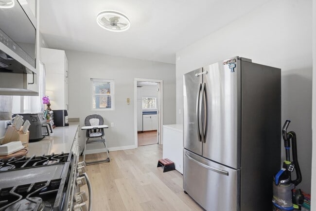 Building Photo - 626 E High St