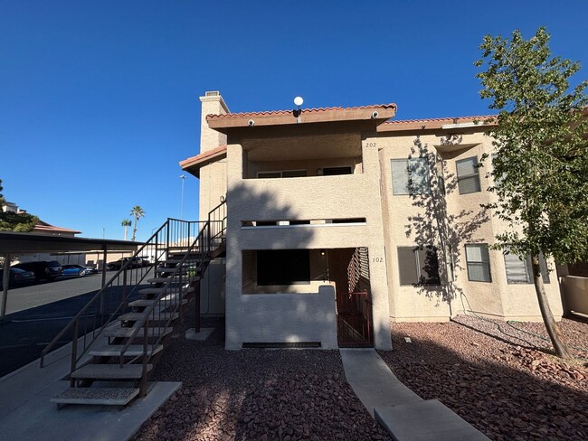 Building Photo - Gorgeous 2Bed/2Bath Condo located just out...