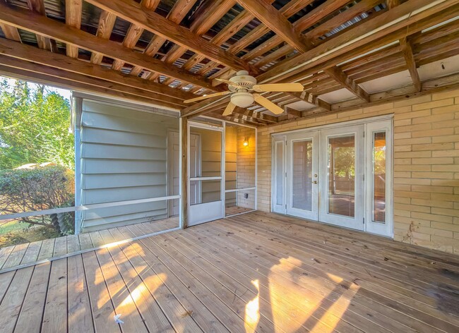 Building Photo - 810 Devon Dr