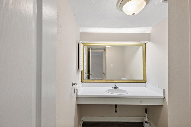 Building Photo - 3/2 townhouse at the Rez!