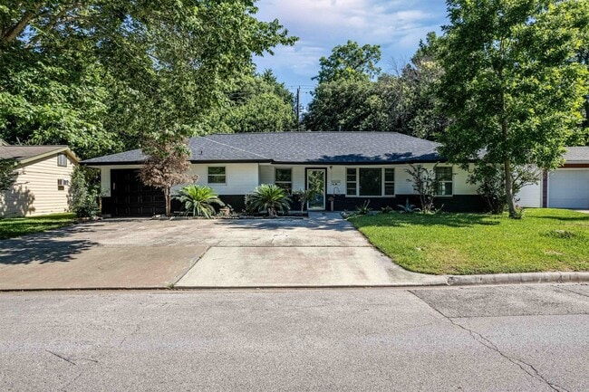 Building Photo - 608 W Lobit Ave