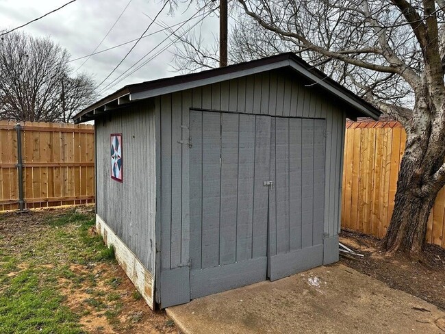 Building Photo - 2119 Selma Dr