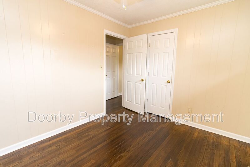 Building Photo - 807 Henderson Ave
