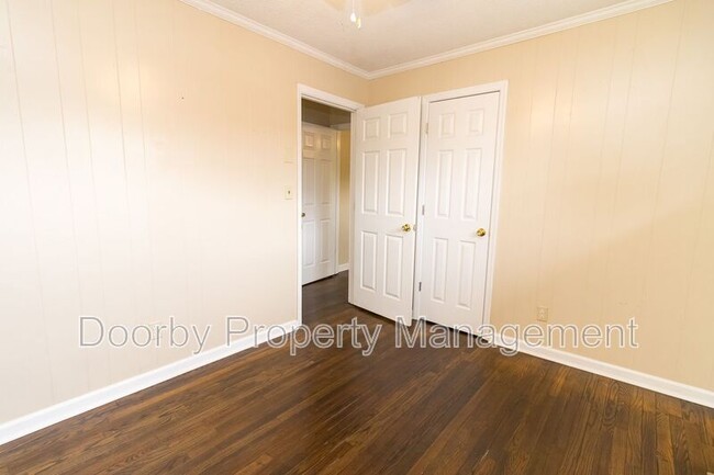 Building Photo - 807 Henderson Ave