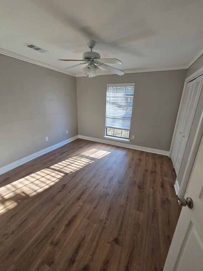 Building Photo - 12233 Park Lawn Ave