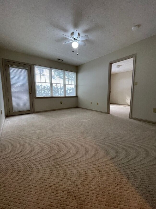 Building Photo - Townhouse for Rent on Emerald Drive