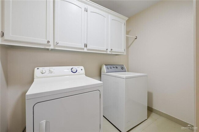 Building Photo - 3001 Ashley Pl